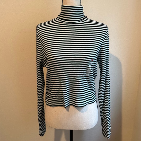 Levi’s Moon Ribbed Crop Turtleneck - Picture 3 of 5